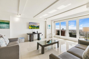 Rise & shine in paradise! Stylish Bayview condo beachfront resort shared pools &jacuzzi